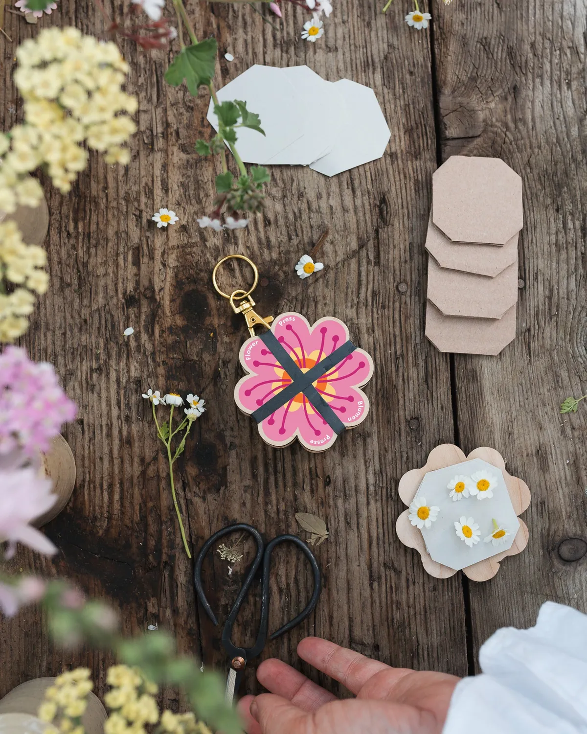 Studio Wald O&P 4 bloemenpers sleutelhanger mini rond