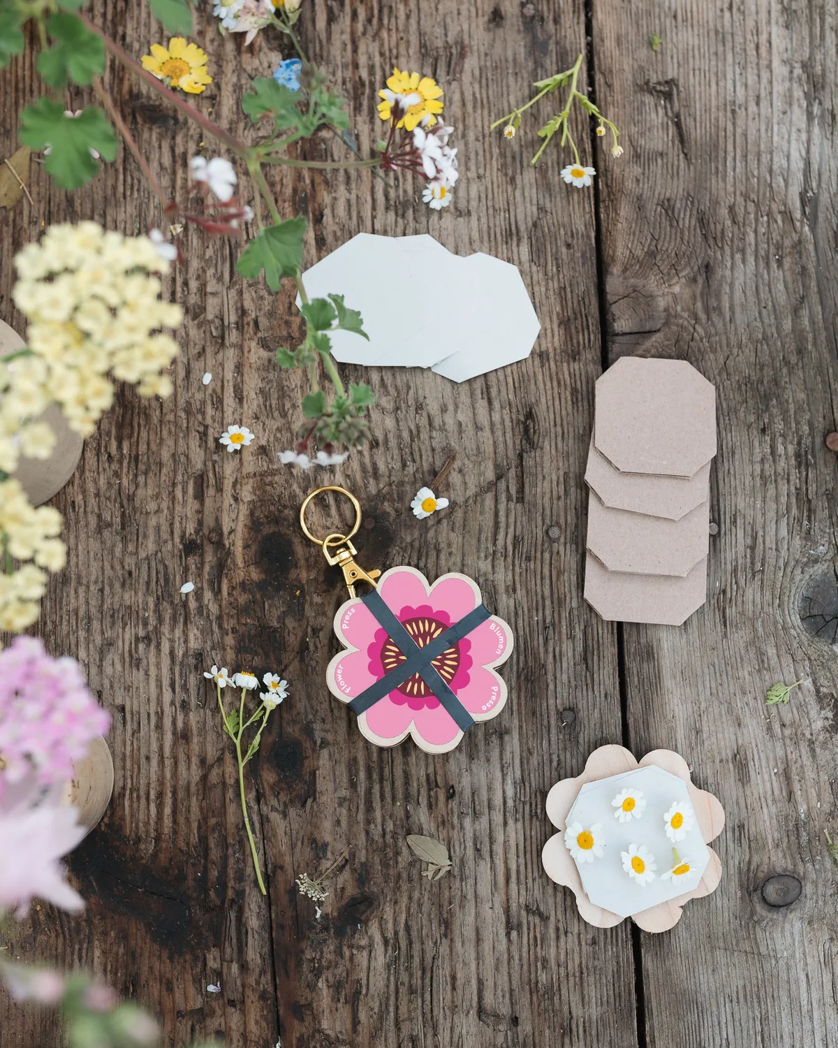 Studio Wald Keyring Flower Press 03 bloemenpers roze