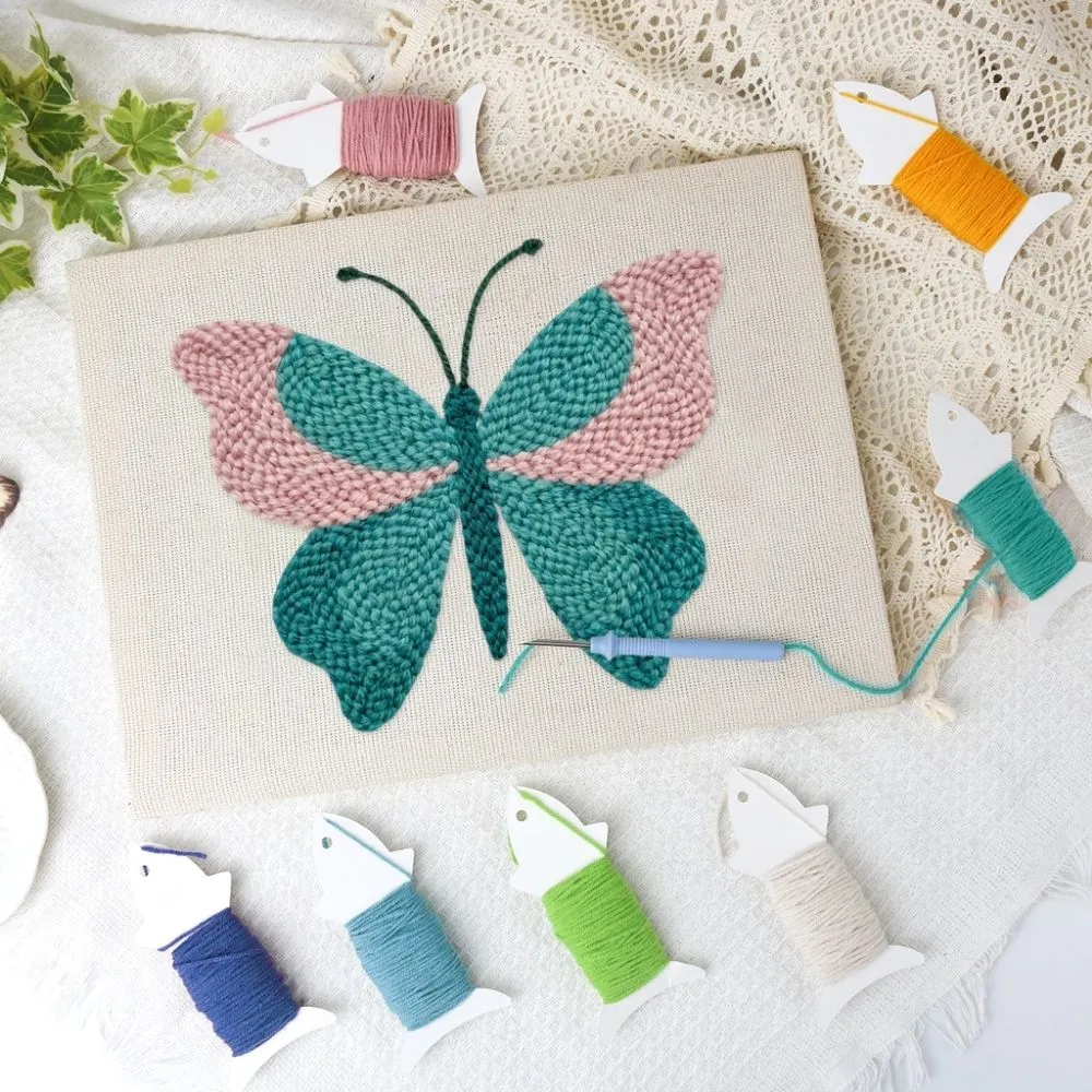 Figured'Art Azuurblauwe Vlinder punch needle pakket 20x30cm met frame