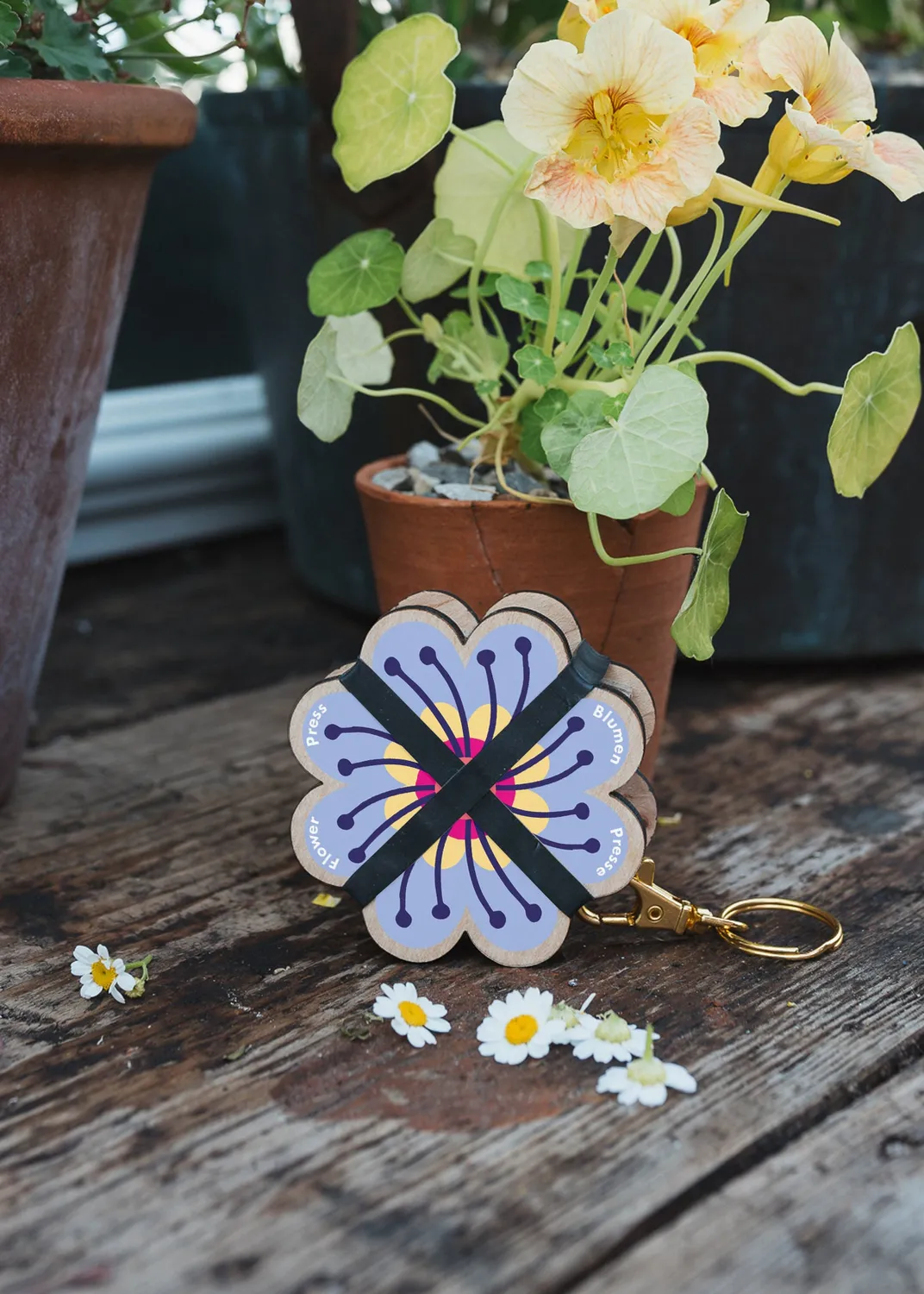 Studio Wald Keyring Flower Press bloemenpers Blue 01 rond