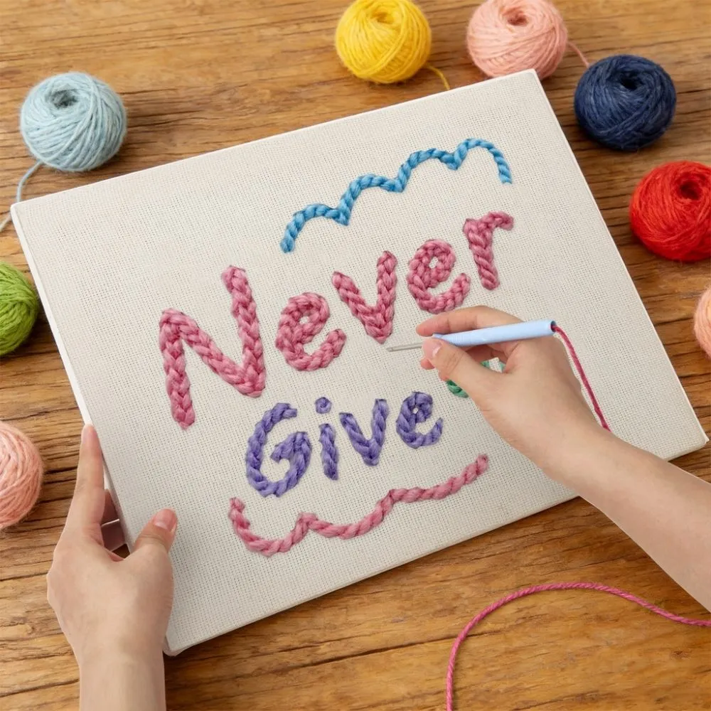 Figured'Art Never Give Up punch needle pakket 20x30cm citaat