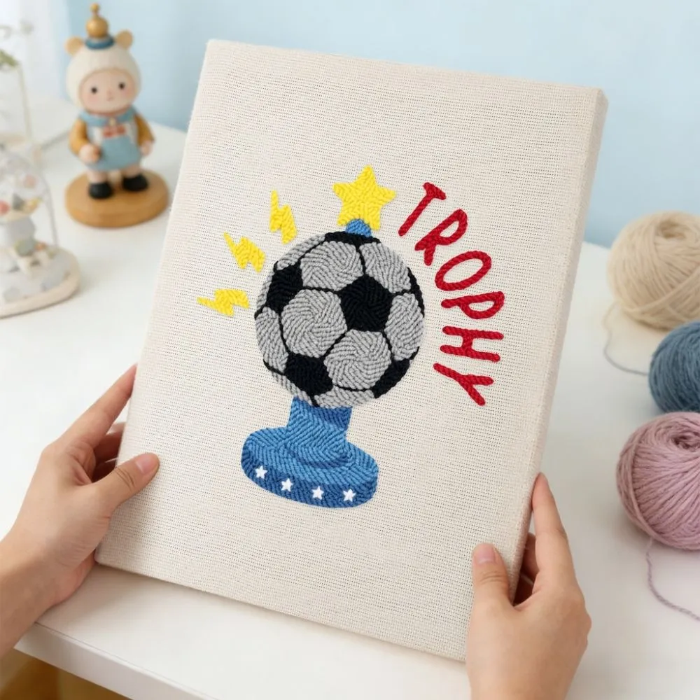 Figured'Art Voetbaltrofee punch needle pakket met frame