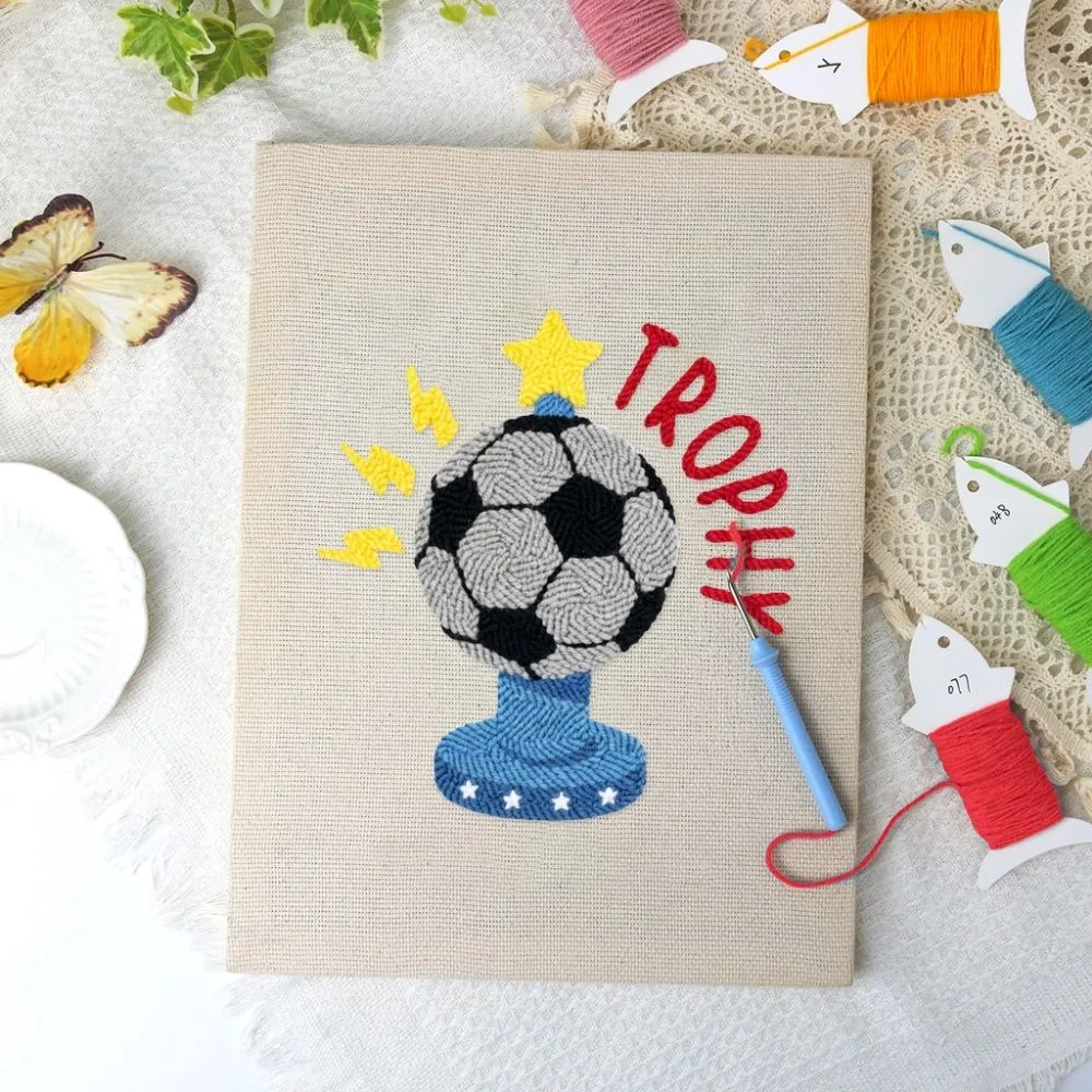 Figured'Art Voetbaltrofee punch needle pakket met frame