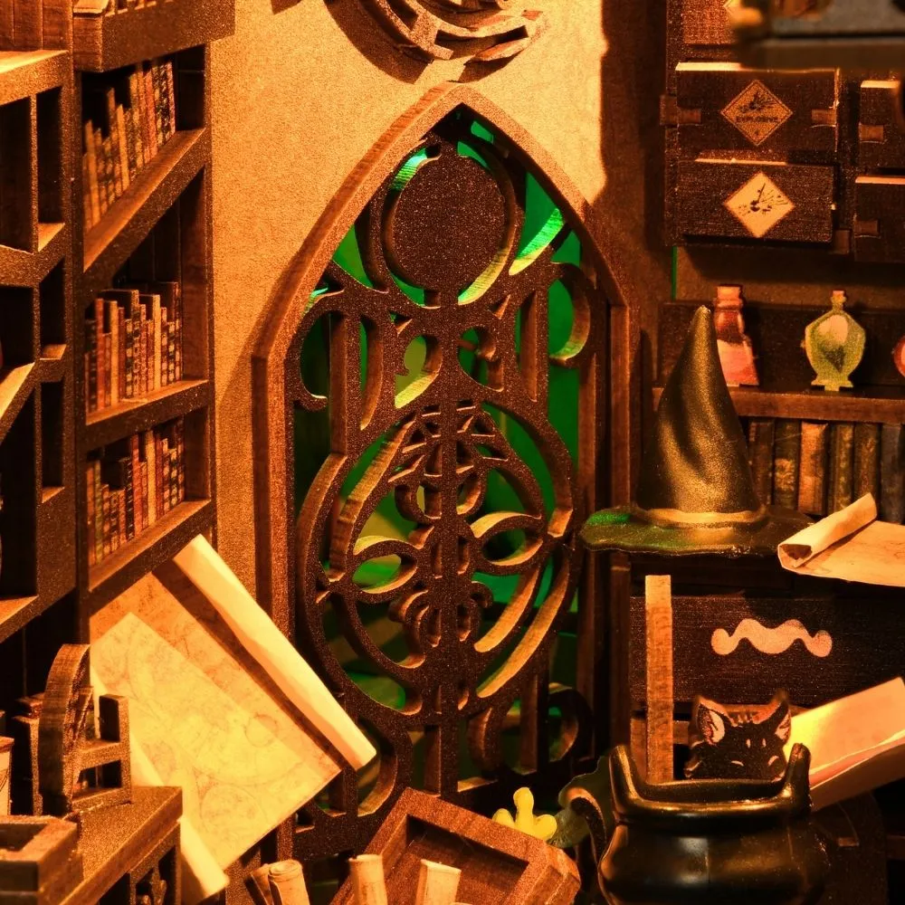 Figured'Art Het Huis van de Tovenaar book nook 18x11x23cm