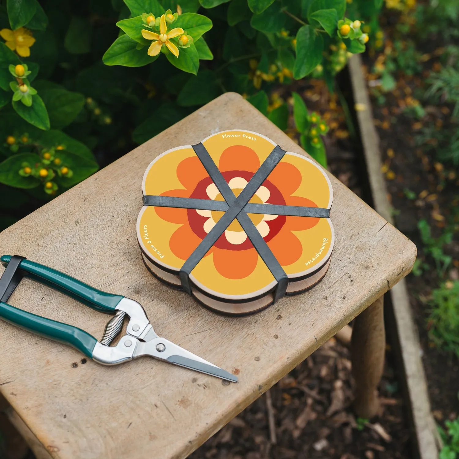 Studio Wald bloemenpers rond geel oranje 15 cm