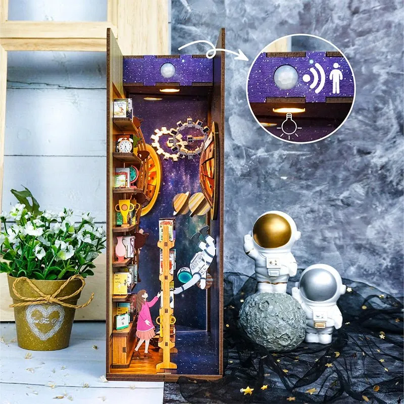 Figured'Art Book Nook Interstellair miniatuur diorama 24,5x18x8 cm led