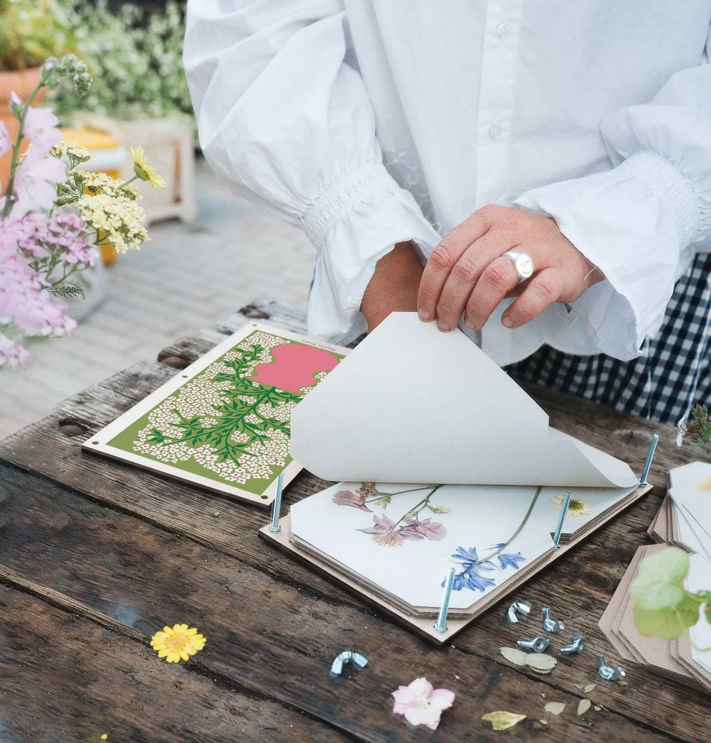 Studio Wald Forget Me Not bloemenpers groot 28 cm seconds