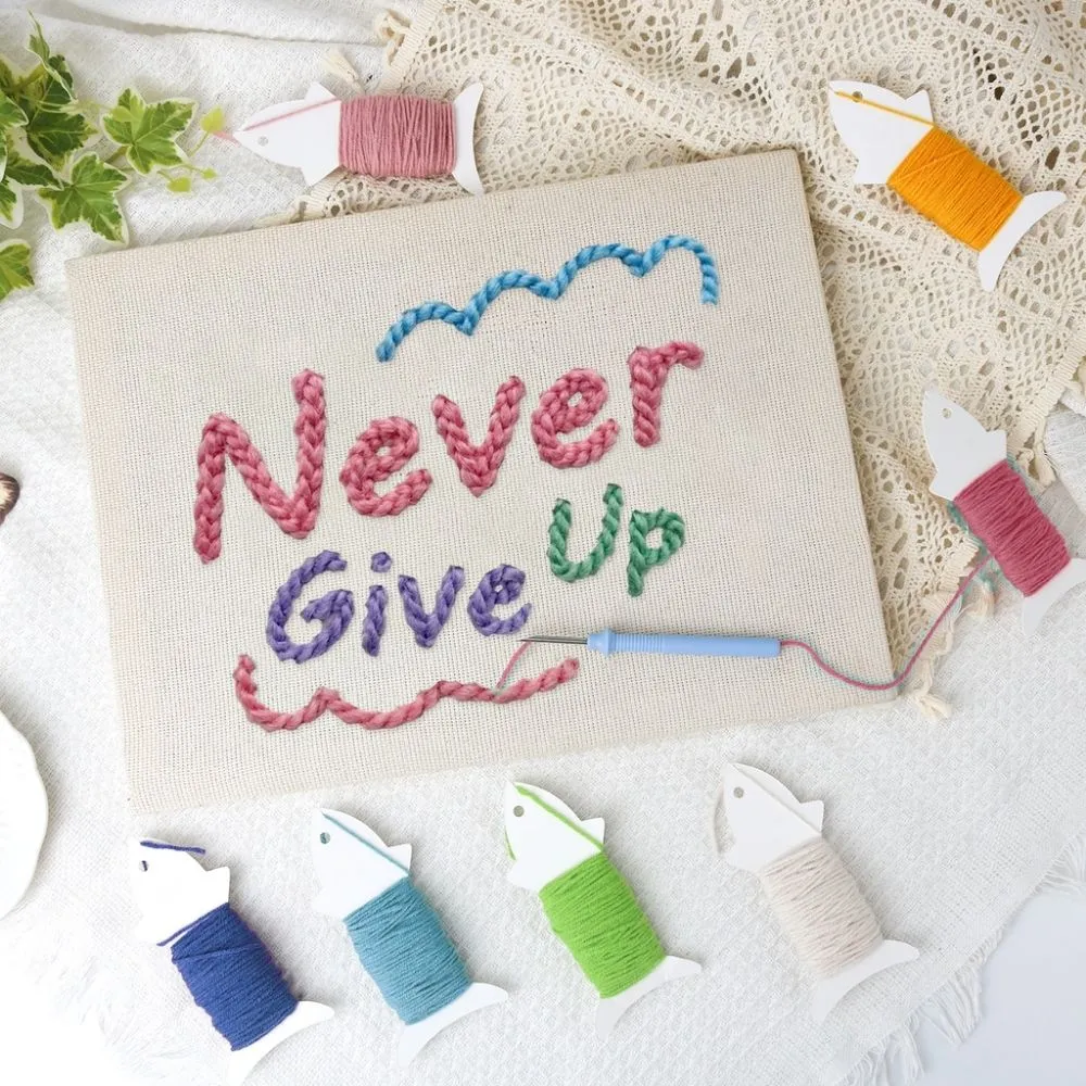 Figured'Art Never Give Up punch needle pakket 20x30cm citaat