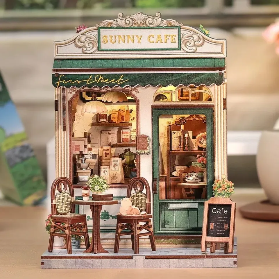 Figured'Art Zonnig Café miniatuurhuisje 15x16x20cm met led