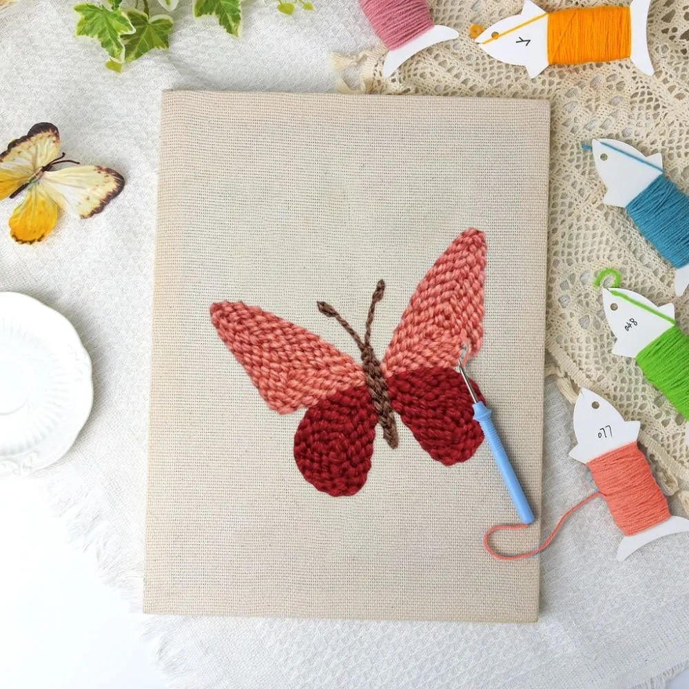 Figured'Art Karmozijnrode Vleugels punch needle pakket met frame 20x30cm