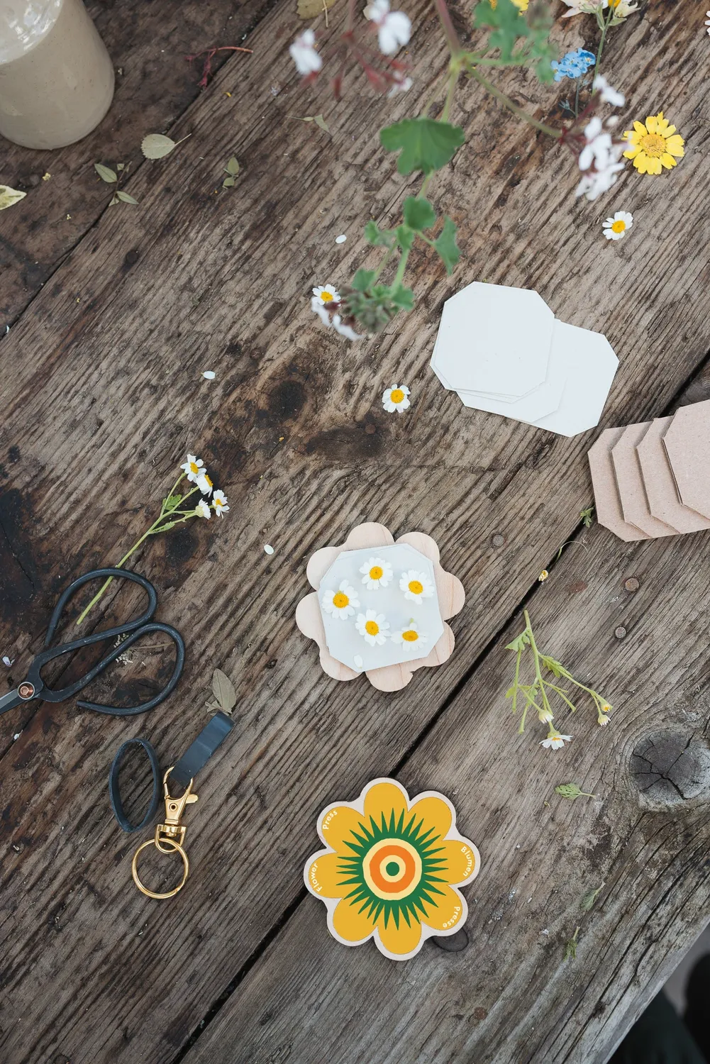 Studio Wald Keyring Flower Press Yellow 01 bloemenpers mini geel